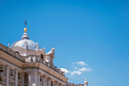 Foto Ad Angolo Basso Del Palazzo In Cemento Bianco Sotto Il Cielo Blu Chiaro