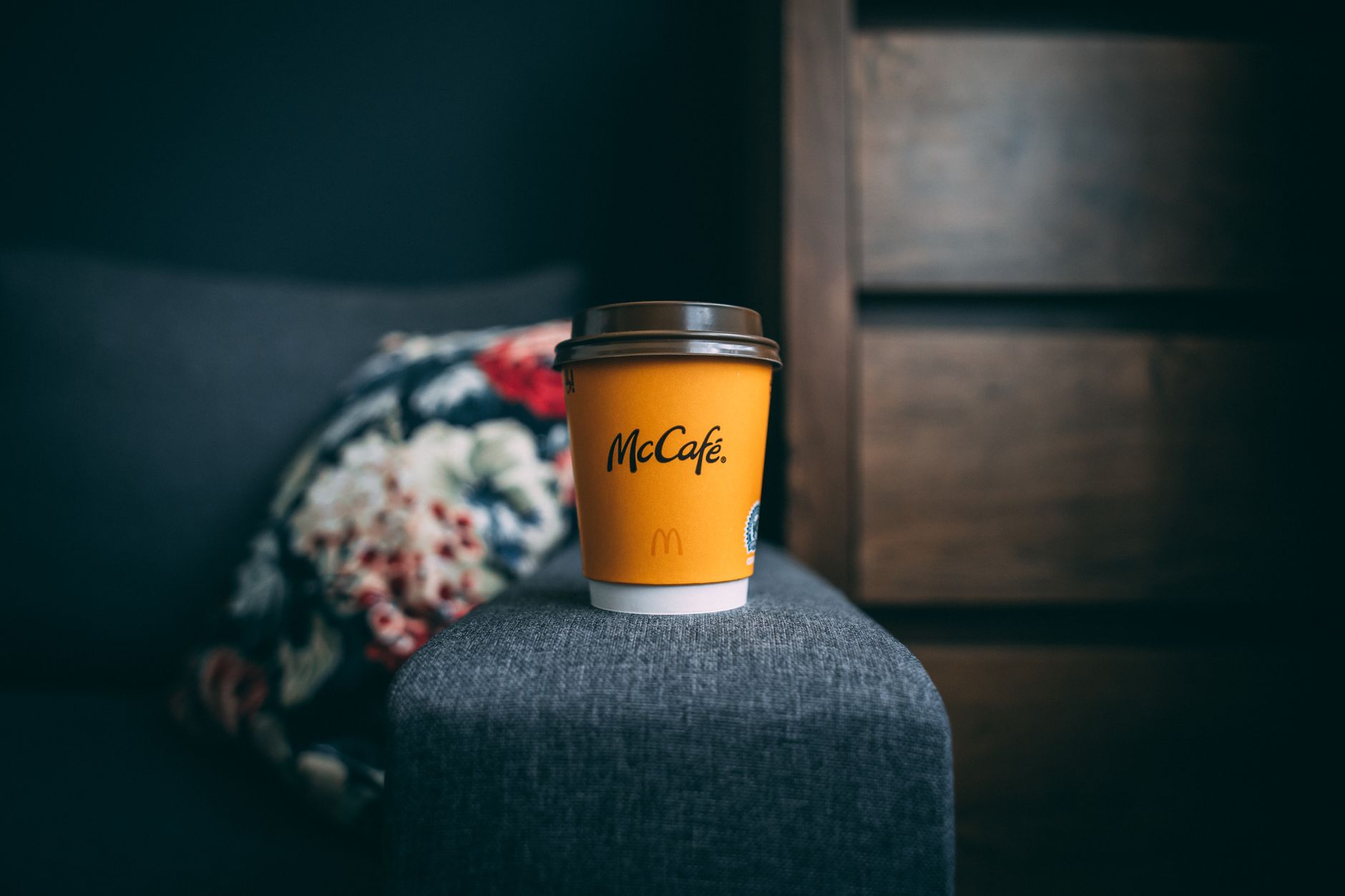 McDonald's restoranında plastik bardaklar