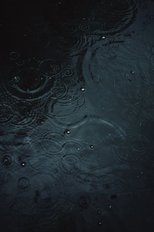 Darmowe zdjęcie z galerii z deszcz, kałuża, krople deszczu