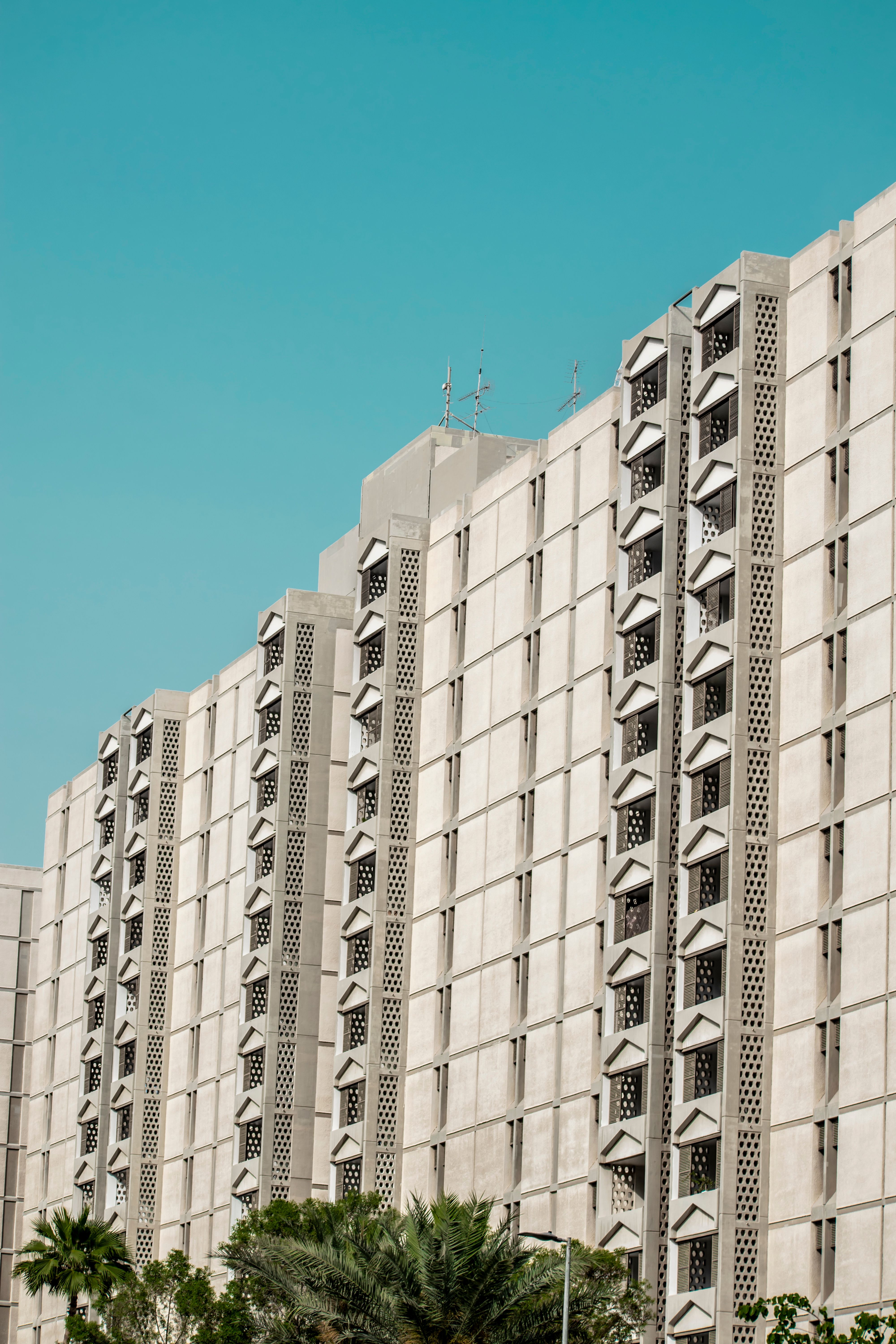 Building with Apartments in City · Free Stock Photo