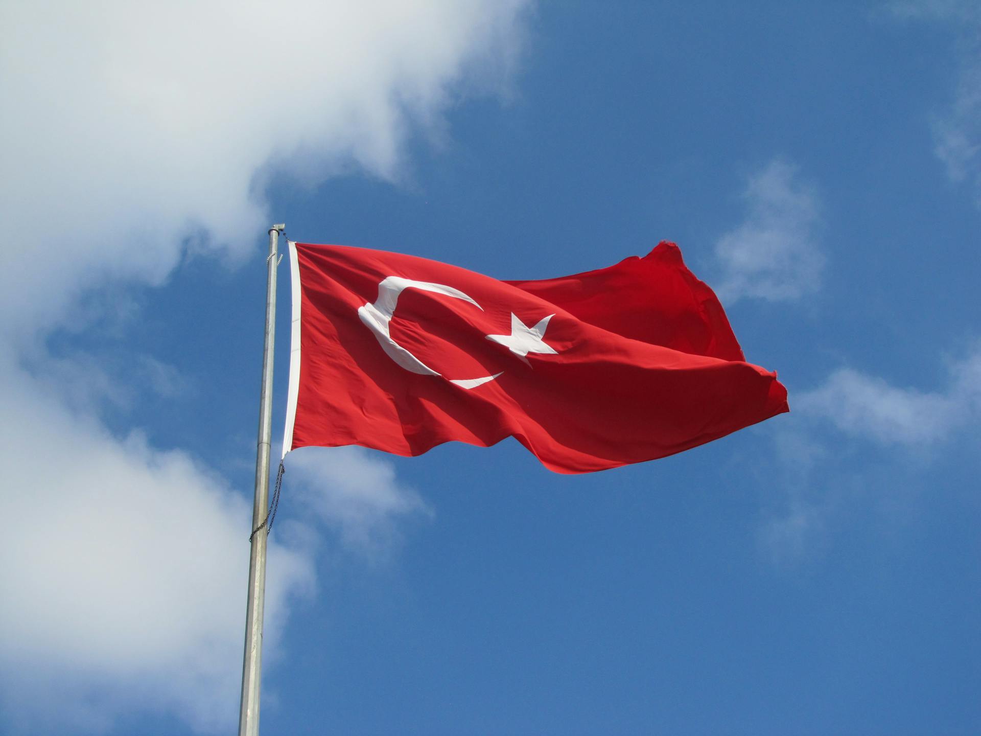 Capture of the Turkish flag on a clear day in Istanbul.