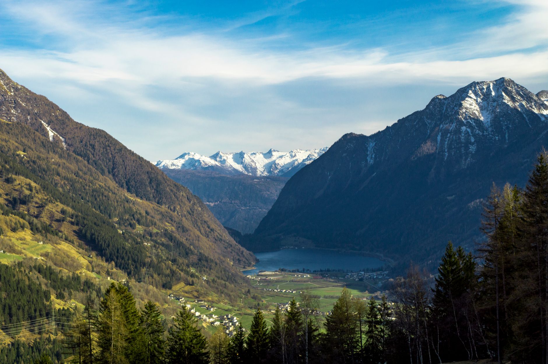 The turquoise Lago di Poschiavo set among the Swiss Alps