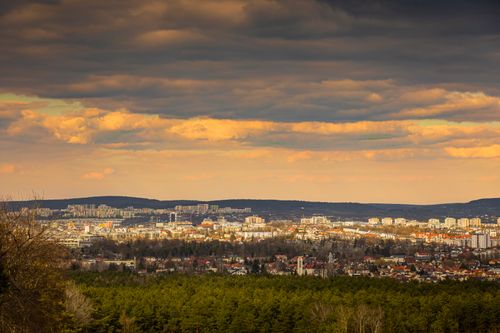 Free Captivating cityscape with dramatic clouds during the evening, capturing the essence of urban life. Stock Photo