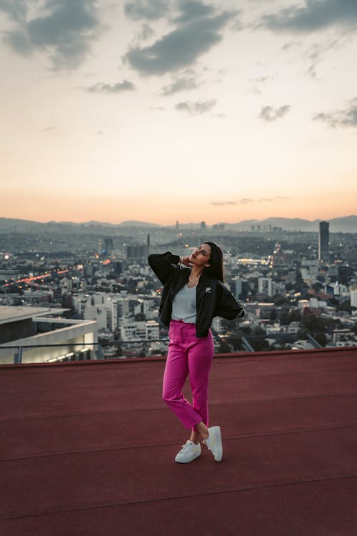 Foto profissional grátis de cabelo comprido, cidade, cidades