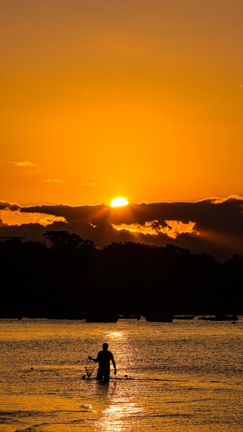 Immagine gratuita di bagnasciuga, cielo giallo, cloud