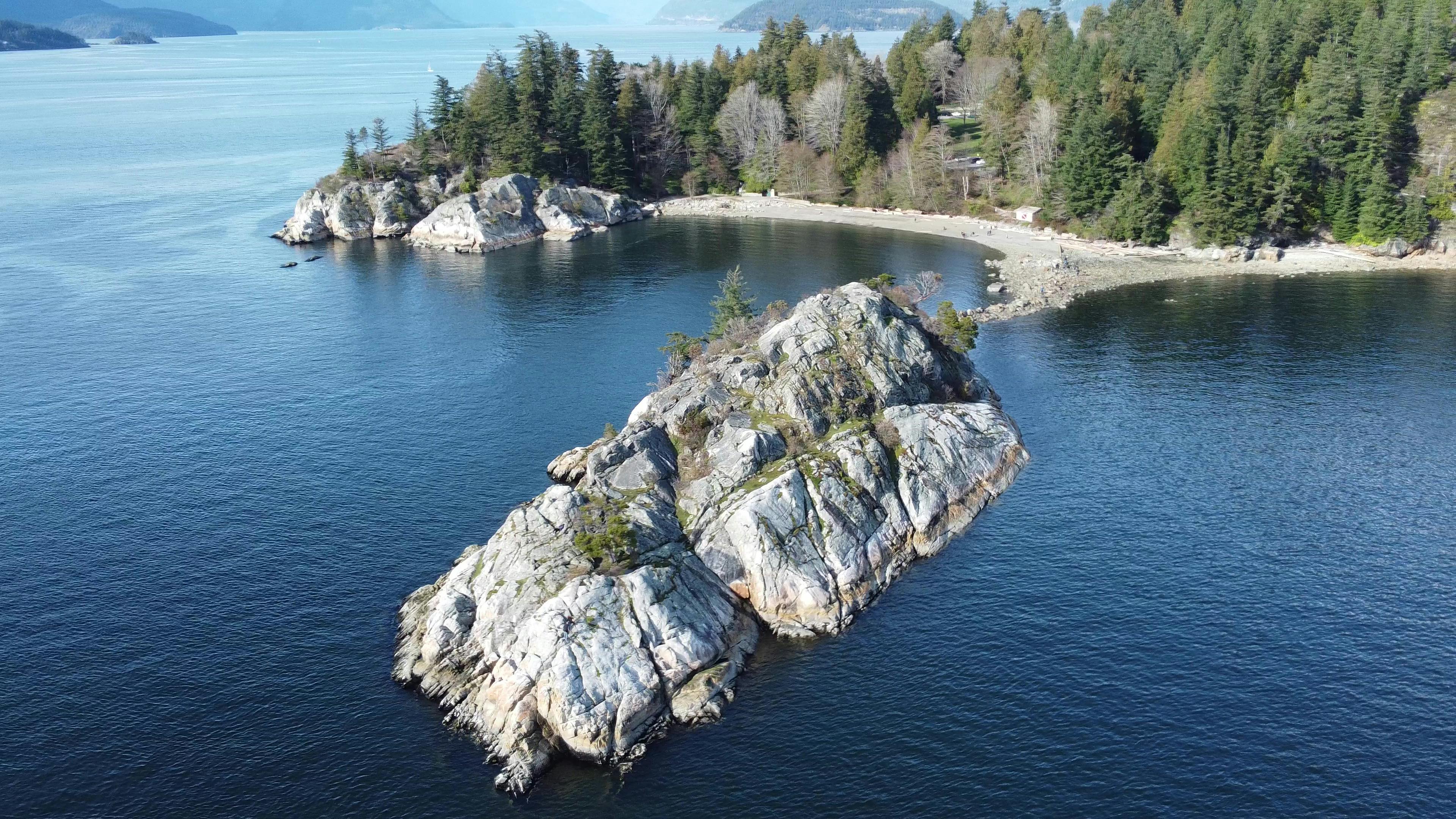 Rocks on Lake · Free Stock Photo