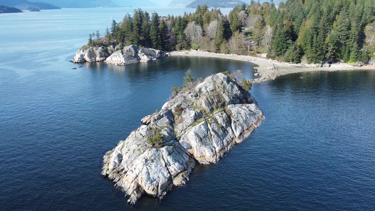 Rocks on Lake · Free Stock Photo