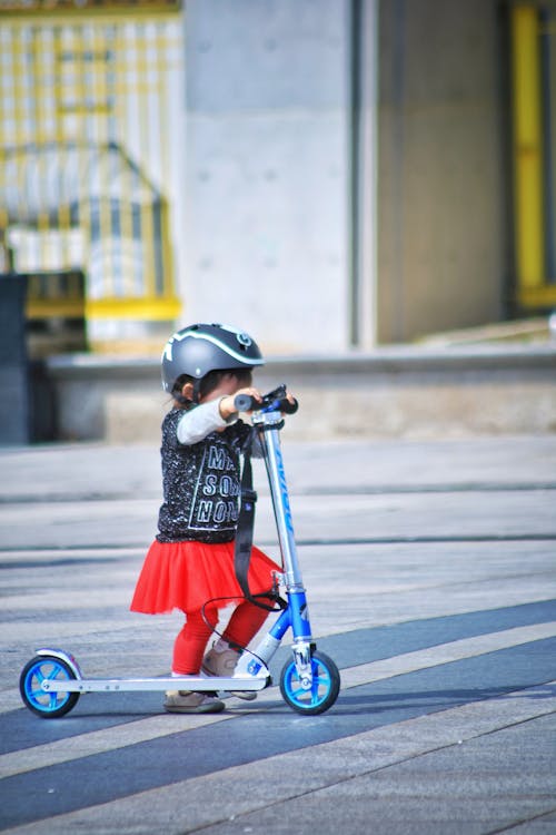 Bambino Utilizzando Scooter Su Strada