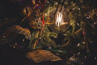 圣诞树上装饰着灯光和丝带，散发着温馨的节日氛围