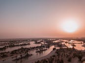 令人惊叹的航拍照片展示了阿联酋迪拜沙漠水道上升起的景象