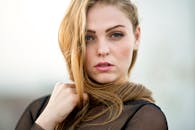 一位美丽年轻女子的特写肖像，她金发碧眼，眼睛迷人