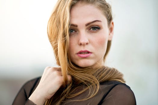 一位美丽年轻女子的特写肖像，她金发碧眼，眼睛迷人