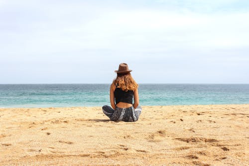 무료 낮에 해변에 앉아 여자 스톡 사진