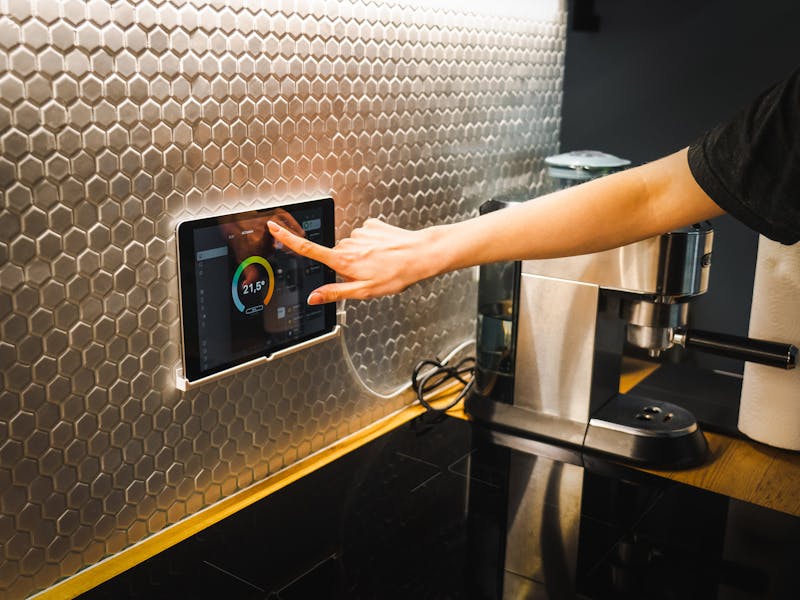 pexels-photo-16423103 Maison Connectée en 2025 : Trop de Tech Tue-t-il le Confort ?