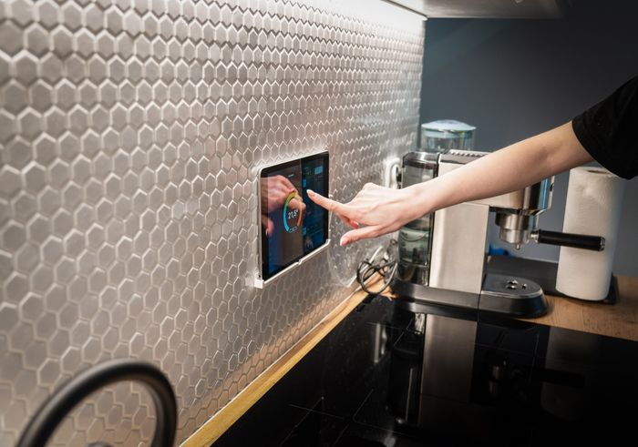 Panel de domótica en cocina moderna