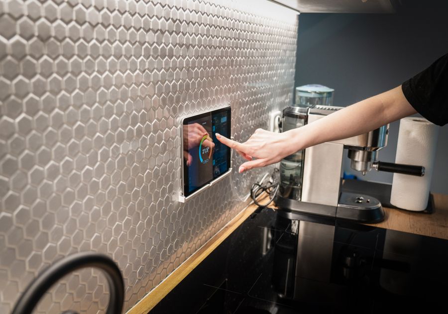 Panel de control de domótica integrado en cocina