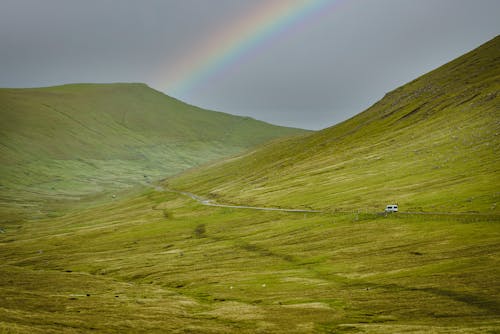 Fotos de stock gratuitas de arco iris, carretera, cerros