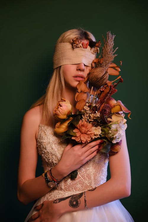 Foto d'estoc gratuïta de amb els ulls embenats, arranjament floral, conceptual