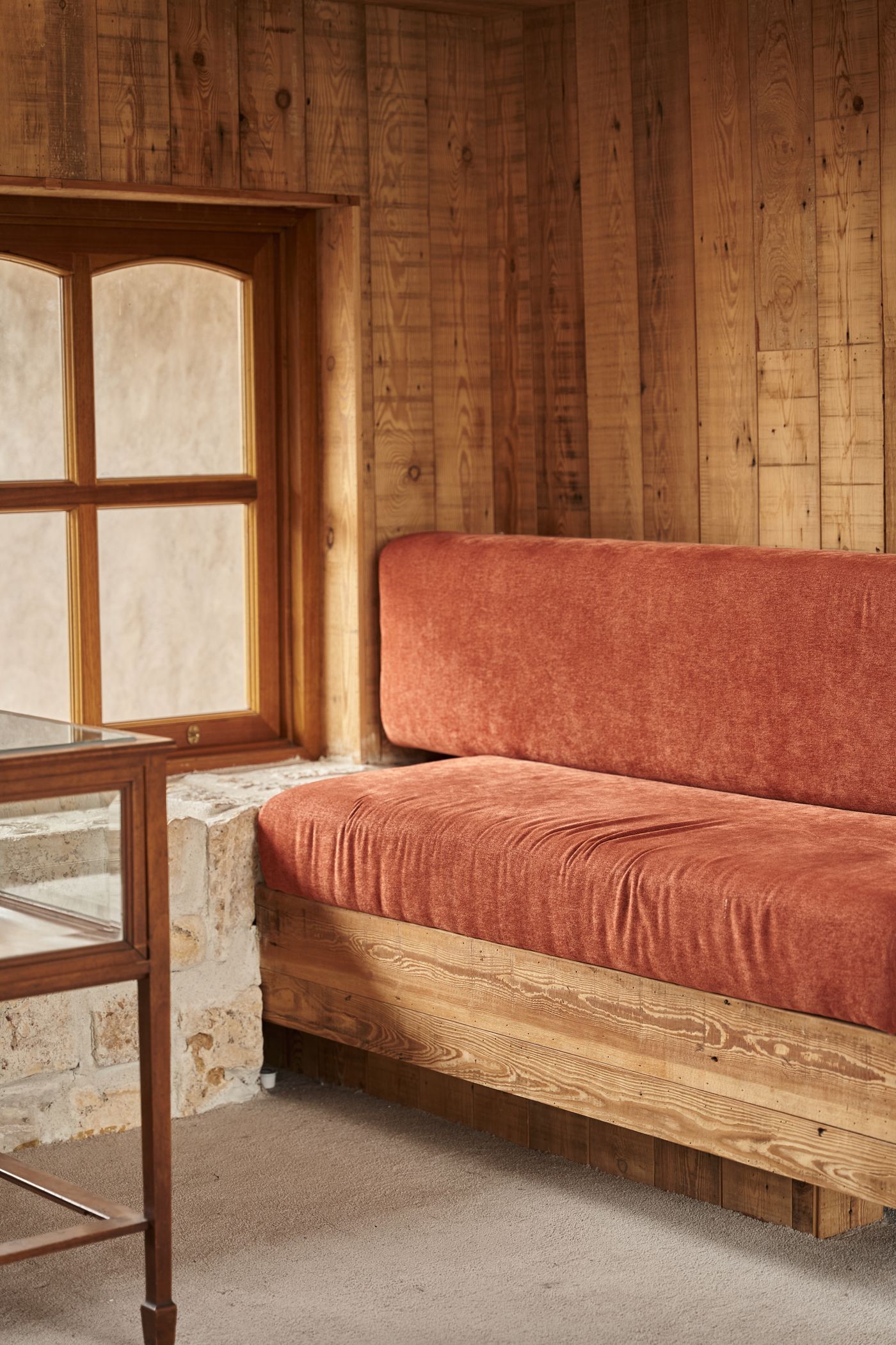 Salón cálido con paredes y muebles de madera maciza