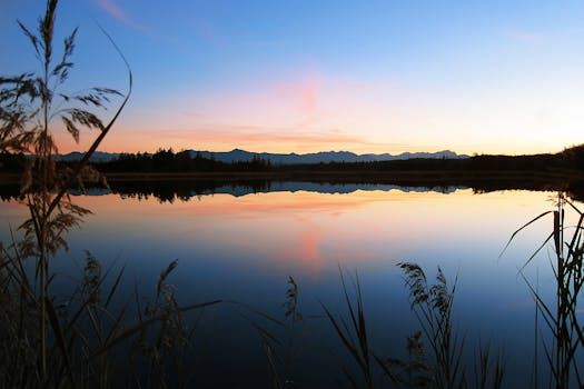 平静的湖泊倒映着色彩缤纷的日落天空，景象宁静