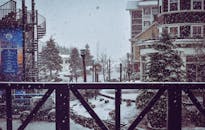 迷人的冬季城市景观中，街道、建筑物和树木都覆盖着皑皑白雪