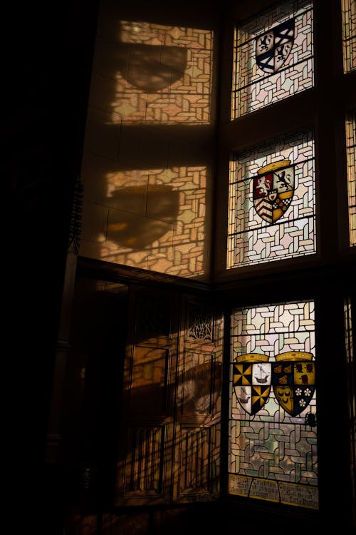 Darmowe zdjęcie z galerii z ciemność, emblematy, okna