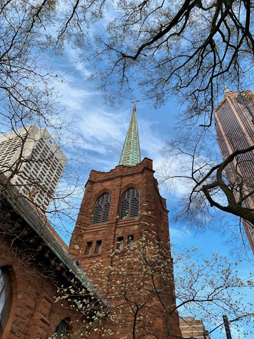 고층 건물, 교회, 도시의 무료 스톡 사진
