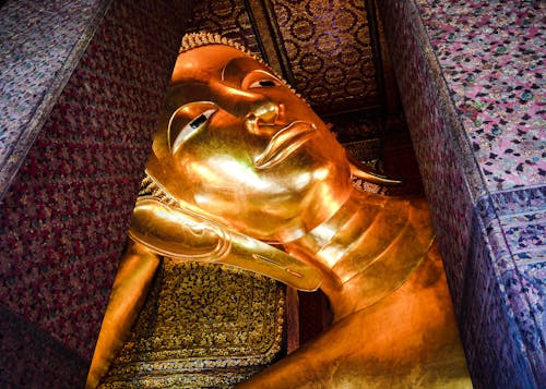 Golden Statue of Reclining Buddha in Wat Pho