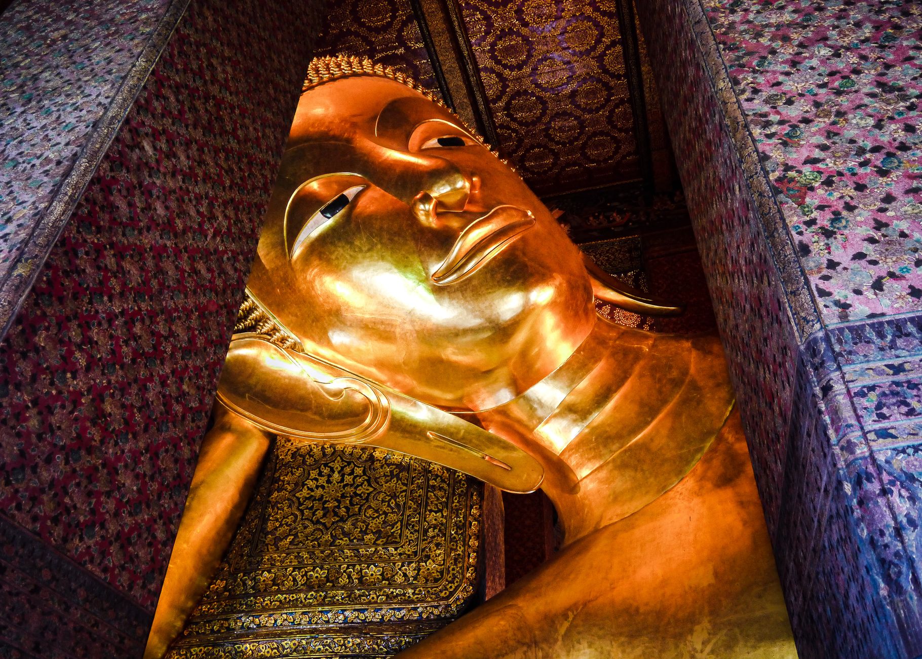 wat pho reclining buddha bangkok thailand temple golden