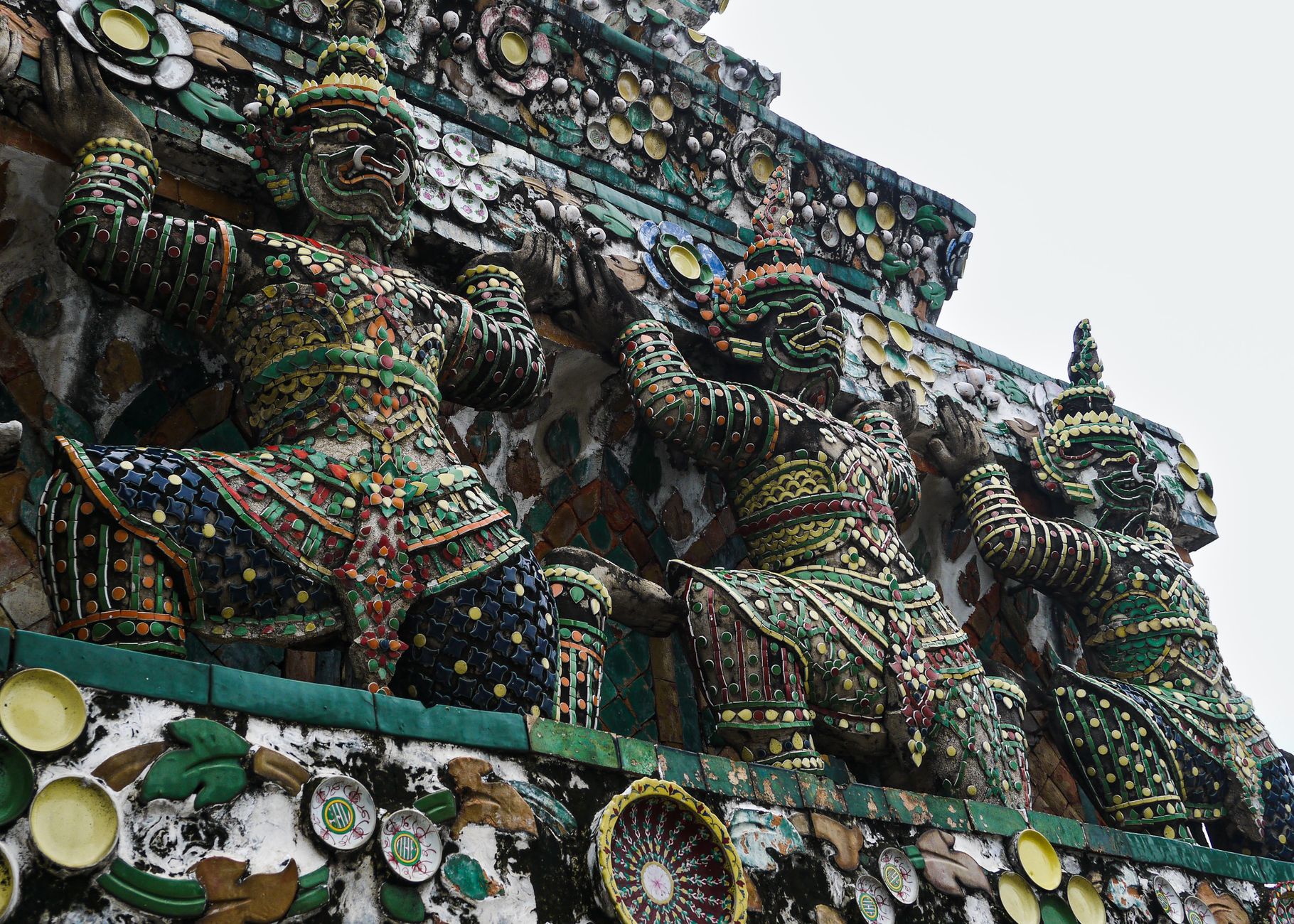 Close-up van sierlijke beelden op Wat Arun Temple gevel in Bangkok.