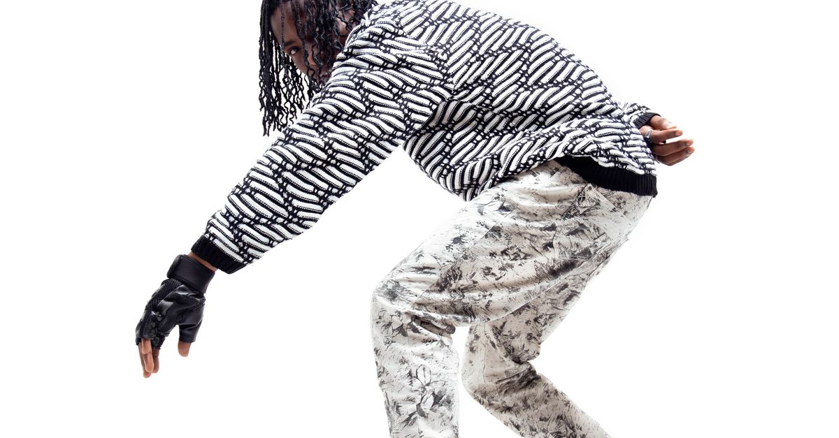 Sneaking Refrence Man Posing in Sneaking Pose · Free Stock Photo