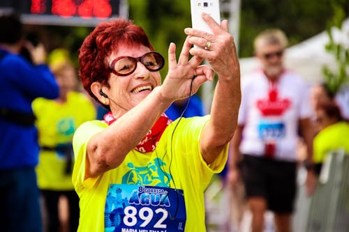 Fotografía De Enfoque Selectivo De Mujer Tomando Selfie