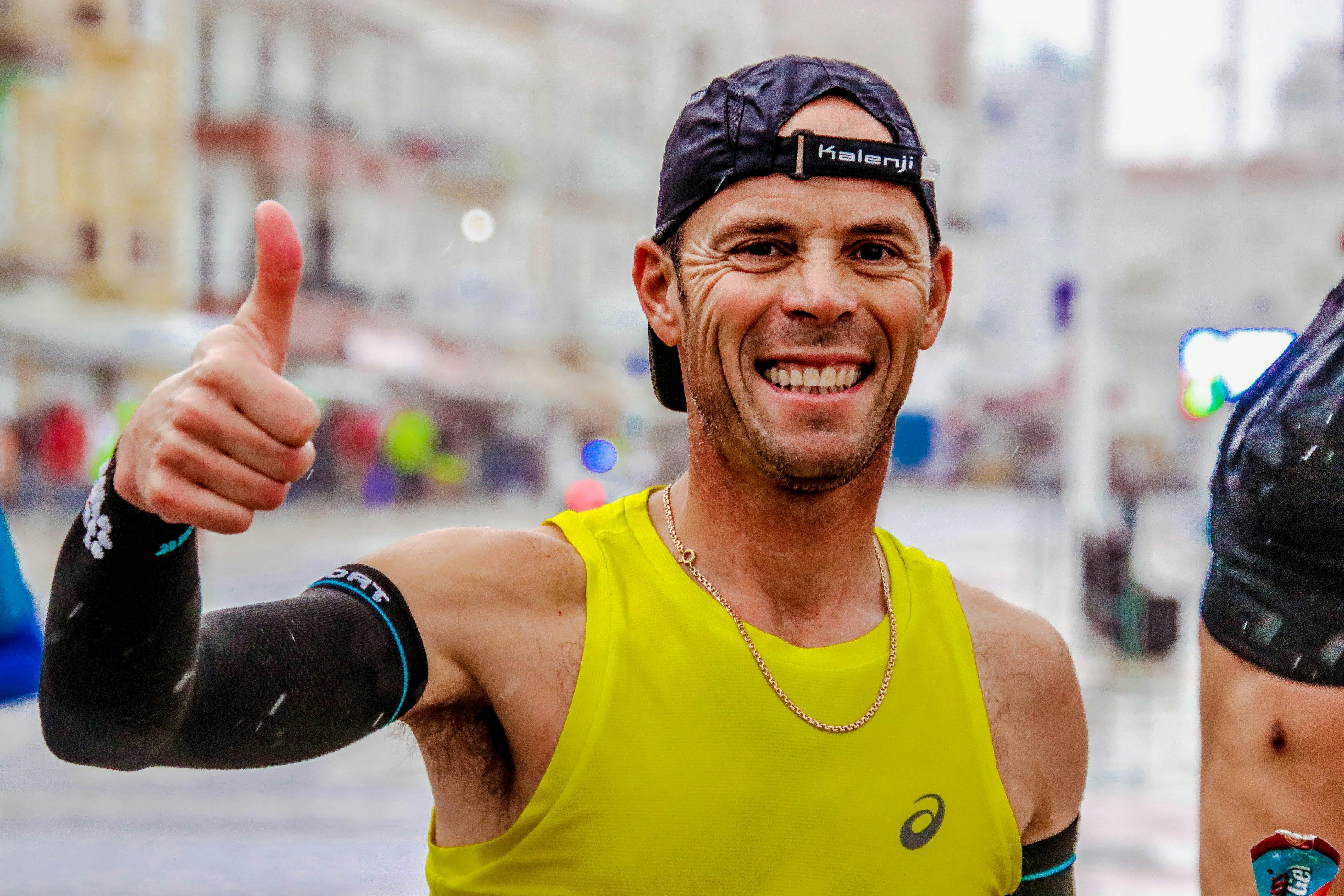 Kostenloses Foto zum Thema: athlet, daumen hoch, mann