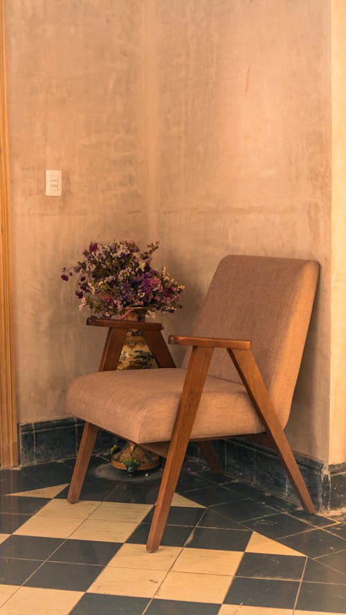 Darmowe zdjęcie z galerii z fotel, kąt, kwiaty