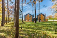 现代建筑矗立在色彩缤纷的秋叶之中，周围是充满活力的秋季景观