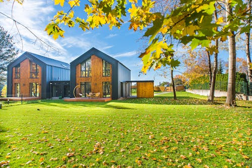 Hermosas Casas De Madera Con Césped