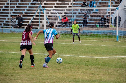 Foto profissional grátis de arremesso, bola de futebol, brincadeiras