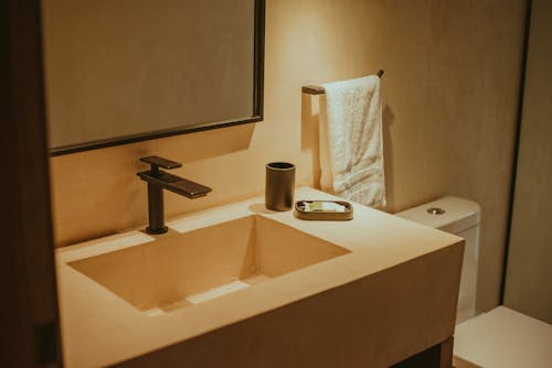 Безкоштовне стокове фото на тему «ванна кімната, віддзеркалення, кран»
