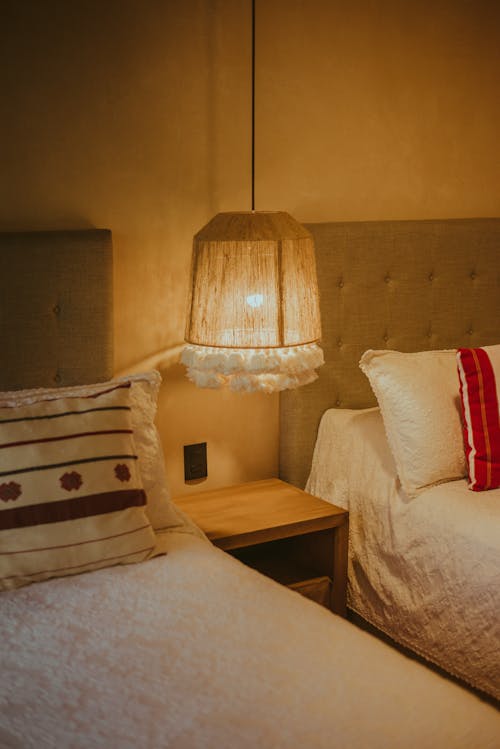 Darmowe zdjęcie z galerii z hotel, lampa, łóżka
