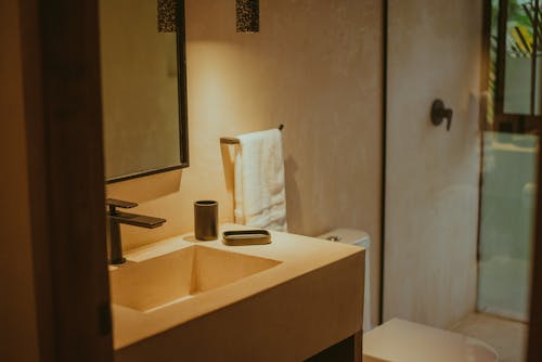 Kostenloses Stock Foto zu badezimmer, einfach, fenster
