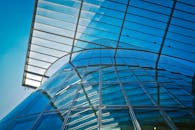 现代玻璃建筑的醒目景色映照着蓝天