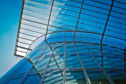 现代玻璃建筑的醒目景色映照着蓝天