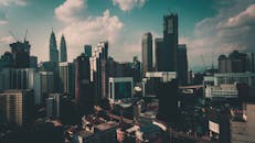 黄昏时分，吉隆坡标志性的双子塔与城市景观交相辉映，令人惊叹