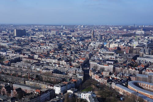 Вид с воздуха на город под синим и белым облачным небом