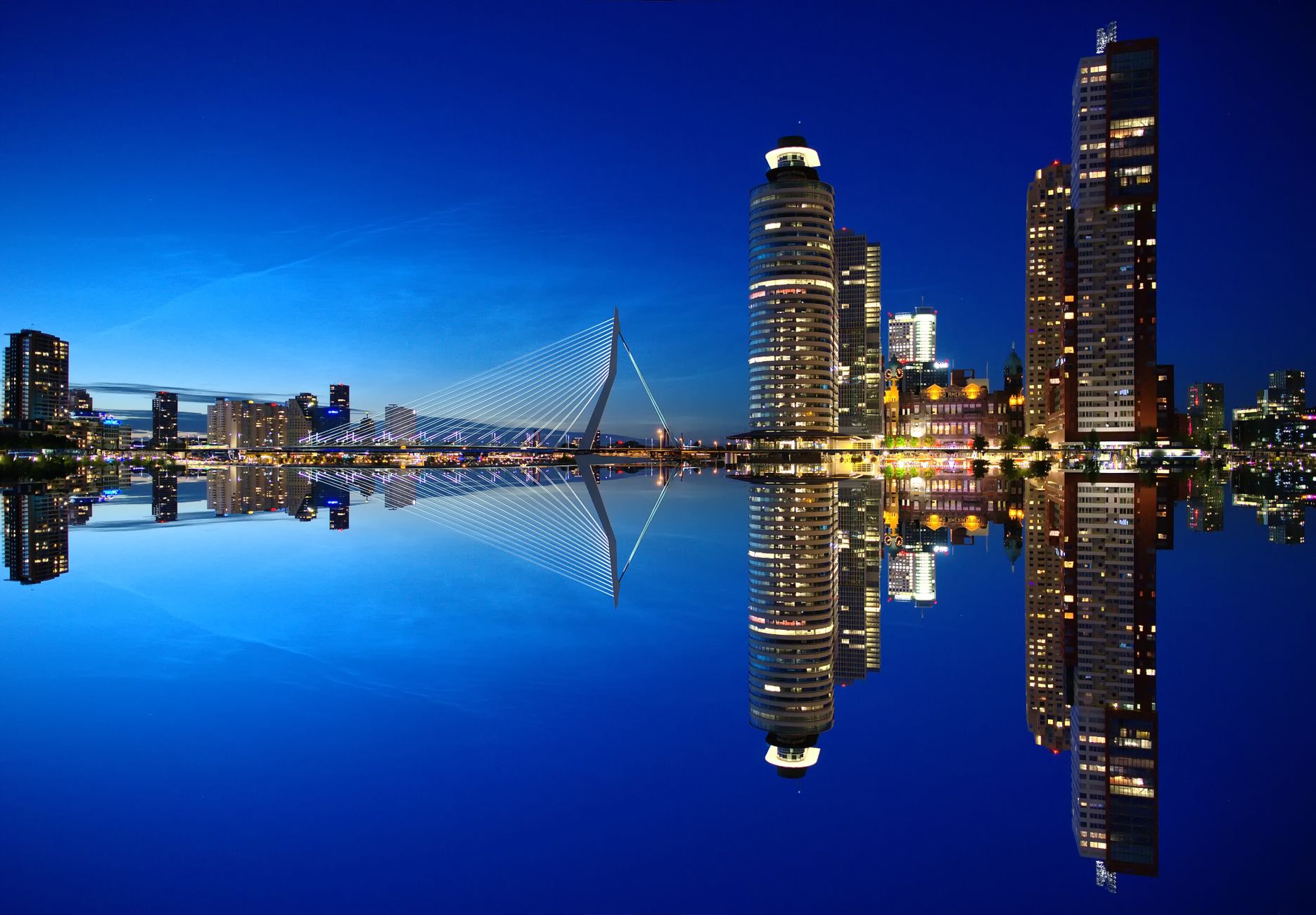 Rotterdam'da akşam saatlerinde bir sokak görüntüsü