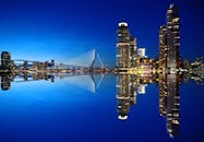 鹿特丹的天际线夜景美丽，照明建筑与伊拉斯谟桥的倒影交相辉映