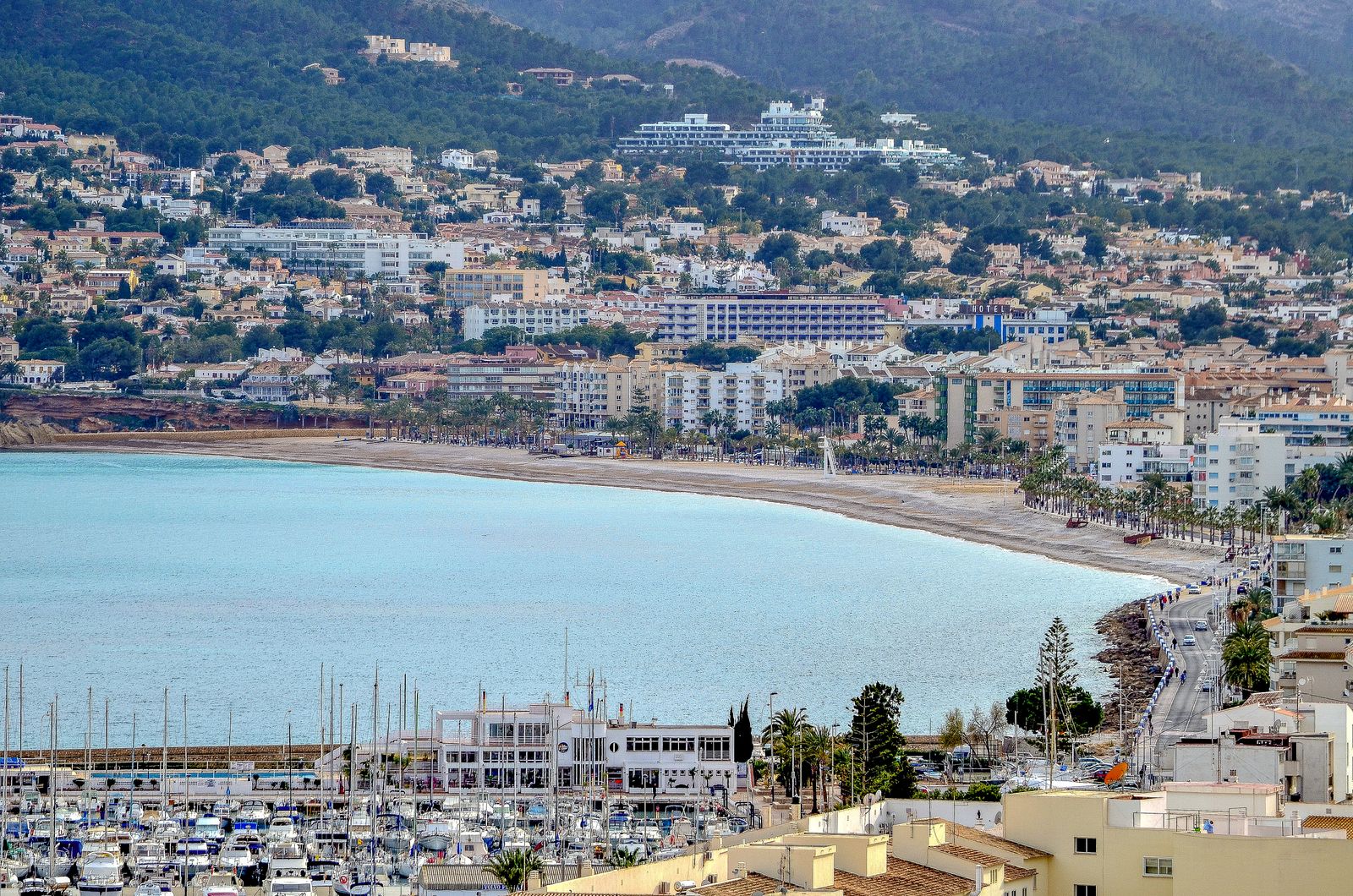 Cazare în Altea: portul de iahturi și orașul văzute de sus