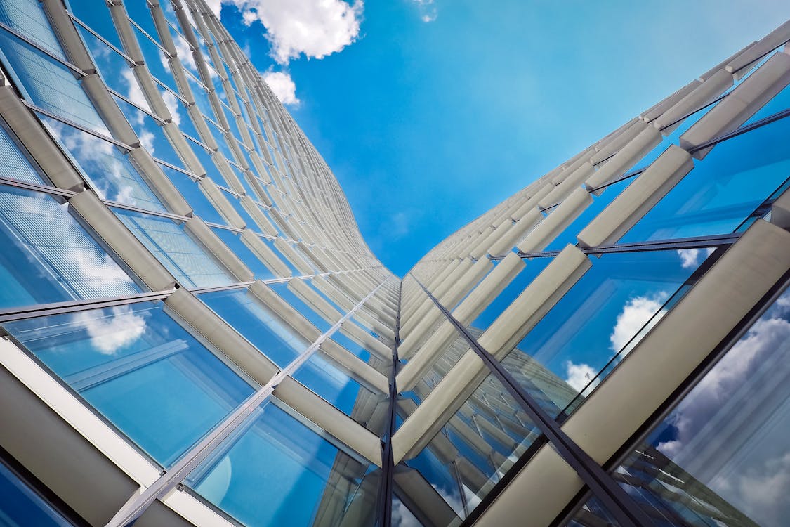 бесплатная Белое здание под ясным голубым небом в фотографии взгляда червей Стоковое фото