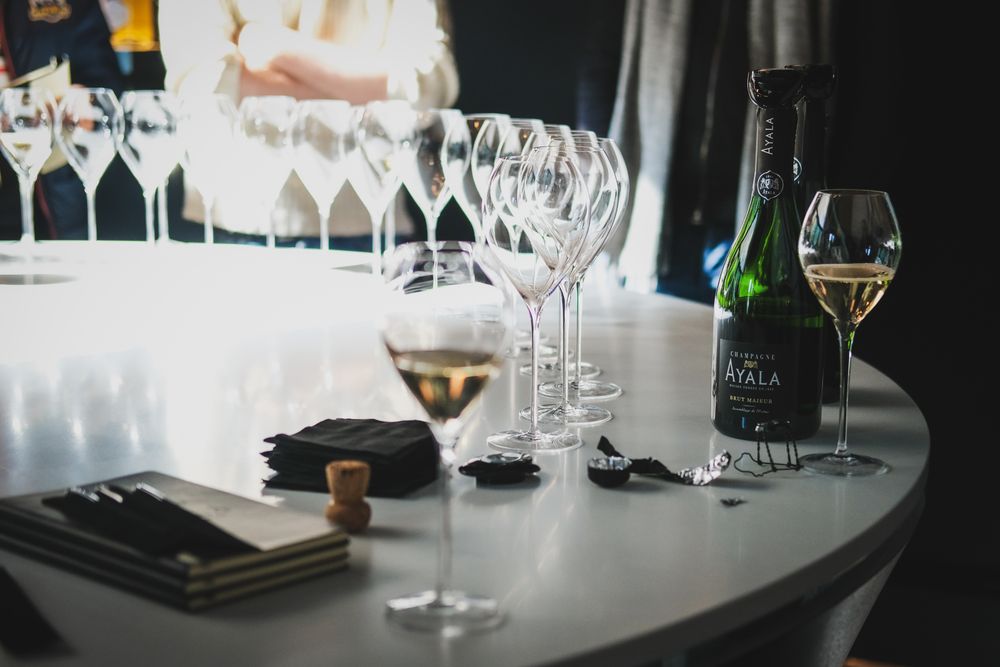 Pahare și sticlă de șampanie pe o masă, la o degustare în regiunea Champagne