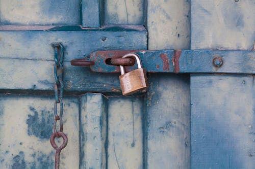 Puerta De Bloqueo Con Candado Dorado